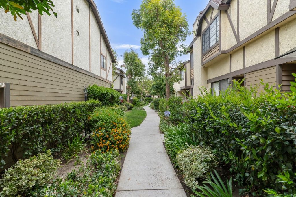 Image 25 of property listing at 21125 Lassen Street 2, Chatsworth, CA 91311