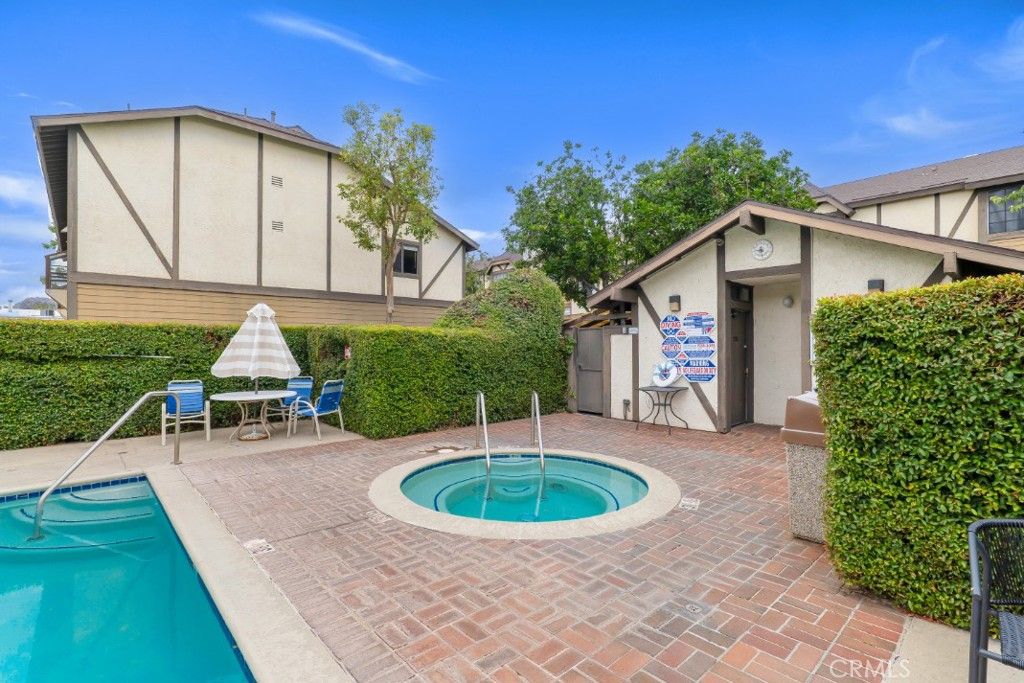 Image 27 of property listing at 21125 Lassen Street 2, Chatsworth, CA 91311