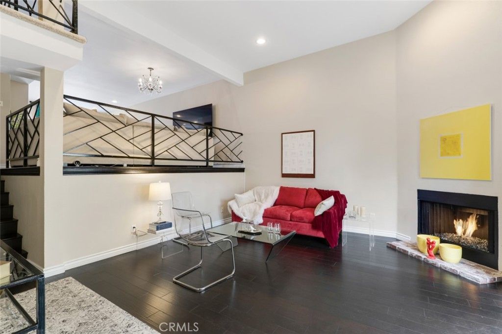 Image 2 of property listing at 21125 Lassen Street 2, Chatsworth, CA 91311