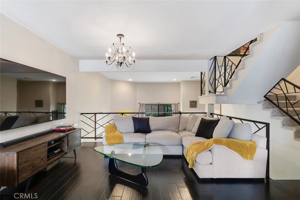 Image 3 of property listing at 21125 Lassen Street 2, Chatsworth, CA 91311