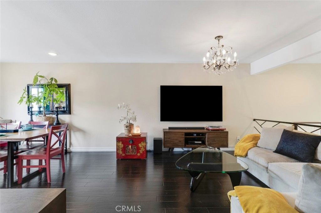 Image 4 of property listing at 21125 Lassen Street 2, Chatsworth, CA 91311