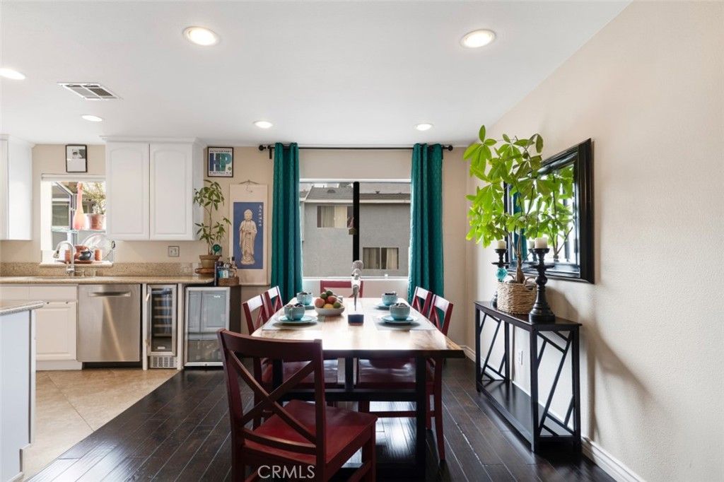 Image 5 of property listing at 21125 Lassen Street 2, Chatsworth, CA 91311