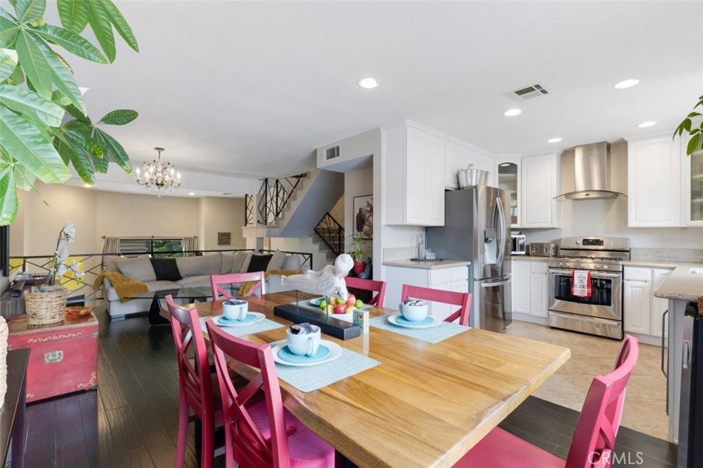Image 6 of property listing at 21125 Lassen Street 2, Chatsworth, CA 91311