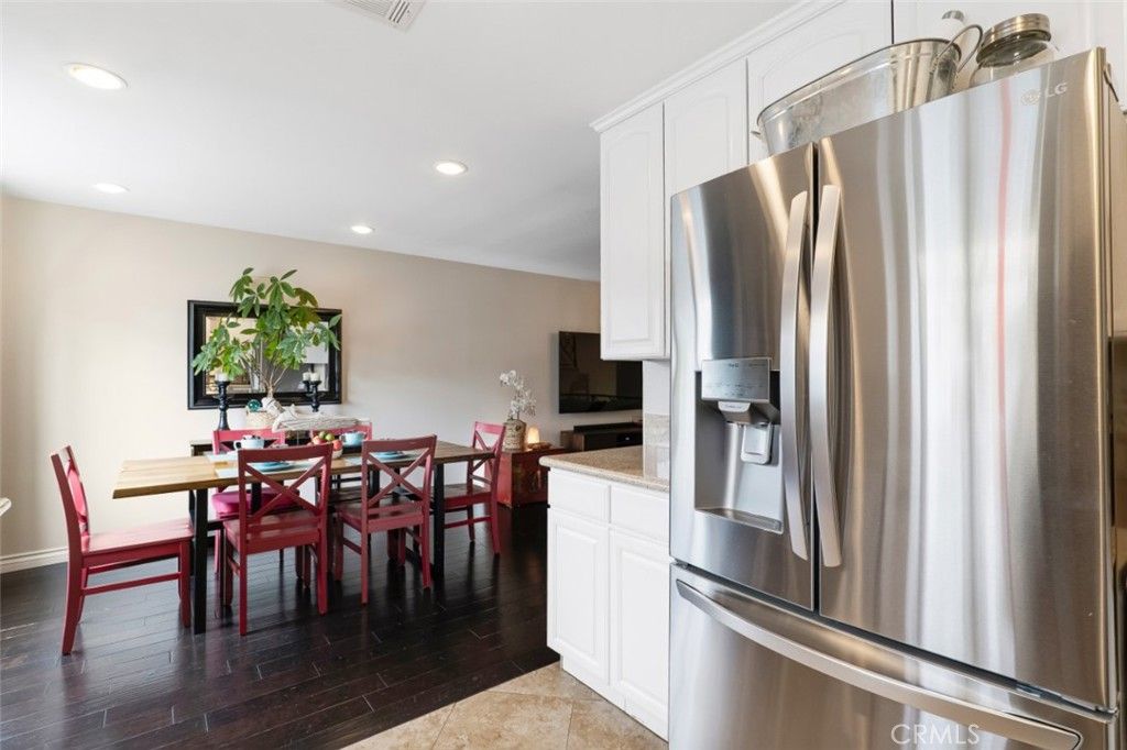 Image 7 of property listing at 21125 Lassen Street 2, Chatsworth, CA 91311