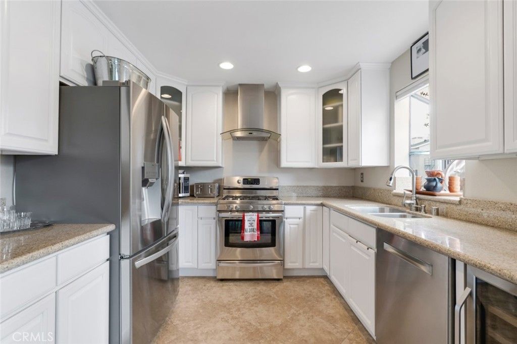 Image 8 of property listing at 21125 Lassen Street 2, Chatsworth, CA 91311