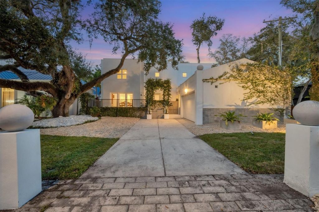 Image 1 of property listing at 2701 CHAMBRAY LANE, Tampa, FL 33611