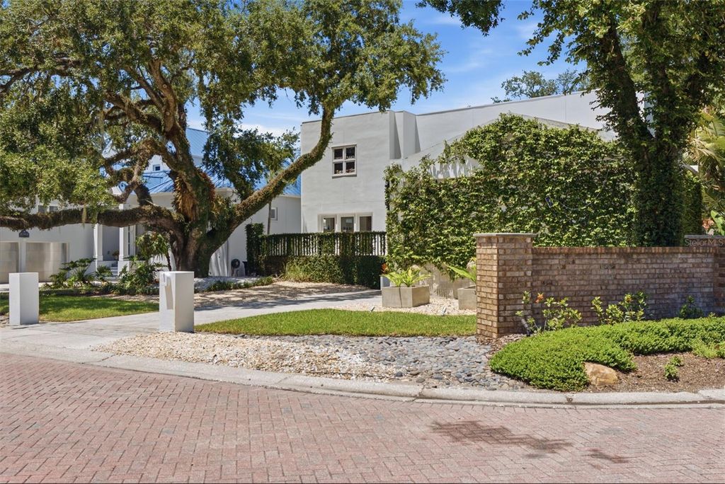 Image 3 of property listing at 2701 CHAMBRAY LANE, Tampa, FL 33611