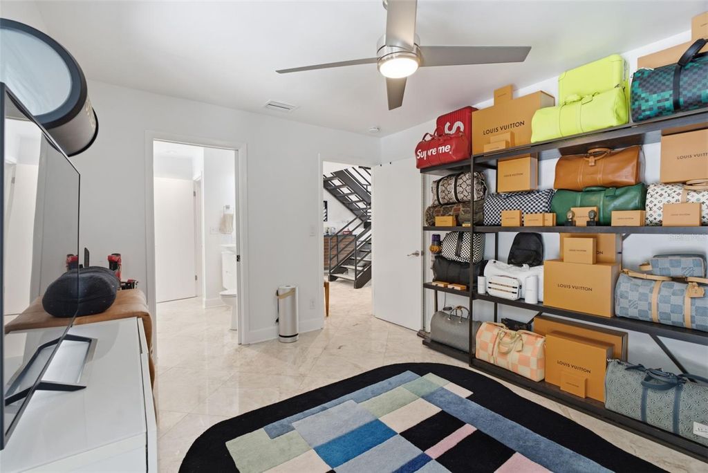 Image 25 of property listing at 2701 CHAMBRAY LANE, Tampa, FL 33611