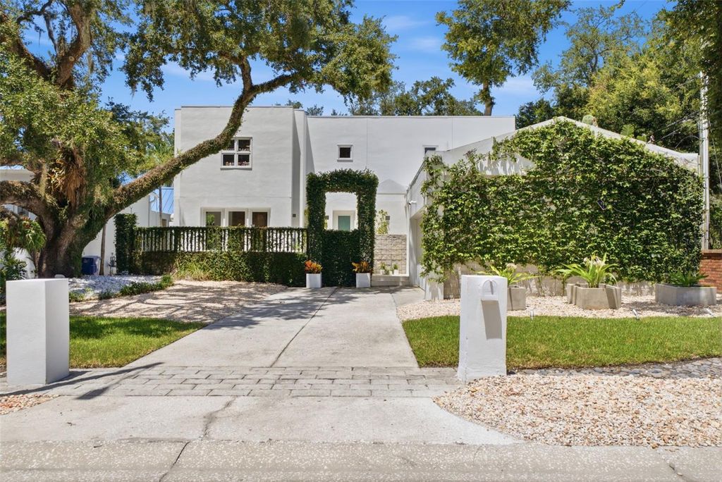 Image 4 of property listing at 2701 CHAMBRAY LANE, Tampa, FL 33611