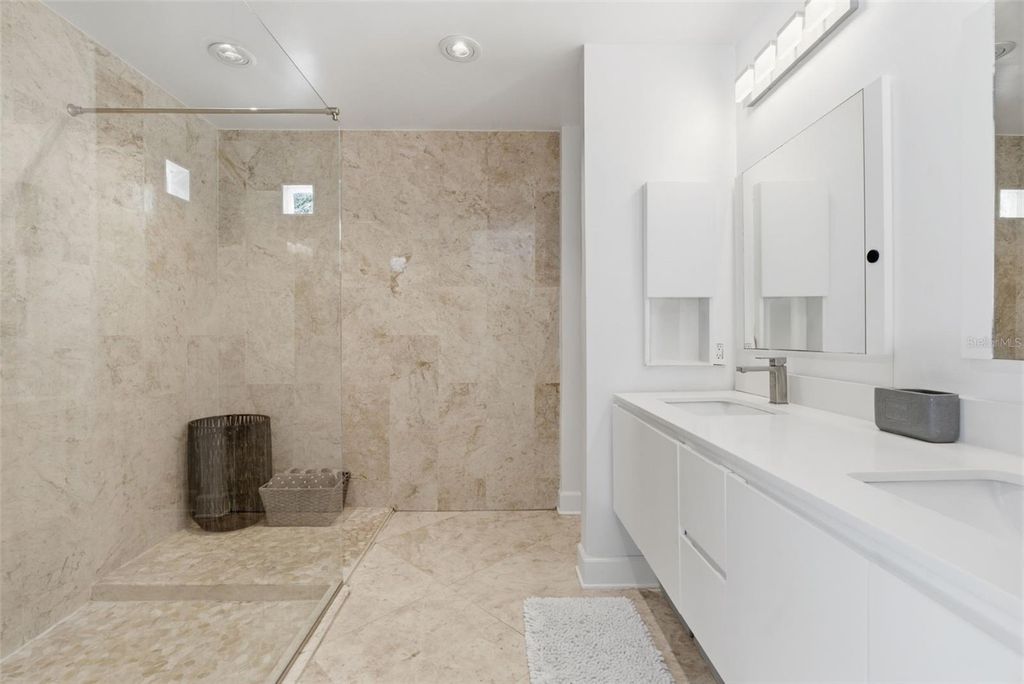 Image 35 of property listing at 2701 CHAMBRAY LANE, Tampa, FL 33611