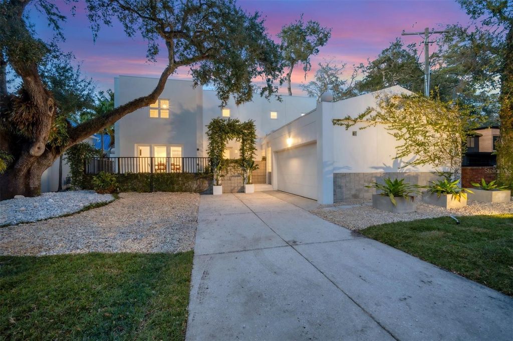 Image 5 of property listing at 2701 CHAMBRAY LANE, Tampa, FL 33611