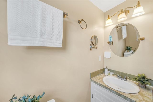 2 Rutgers Rd, Andover, MA 01810