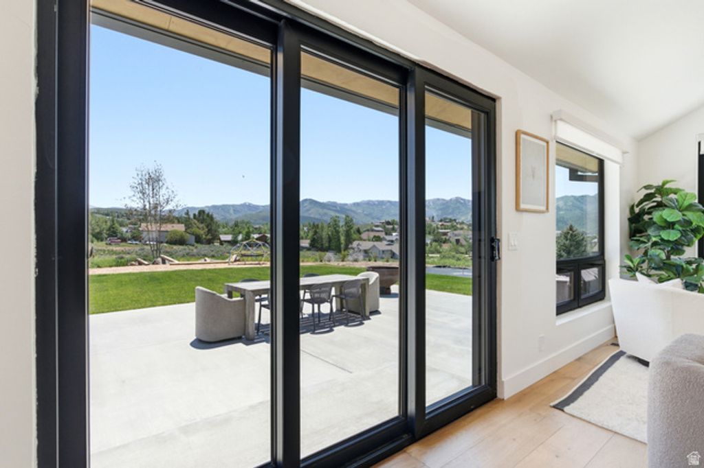 Image 3 of property listing at 118 E COUNTRYSIDE CIR, Park City, UT 84098