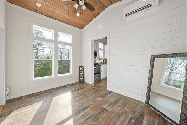 102 Thomas Rd, Dover, TN 37058