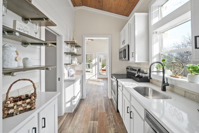 102 Thomas Rd, Dover, TN 37058