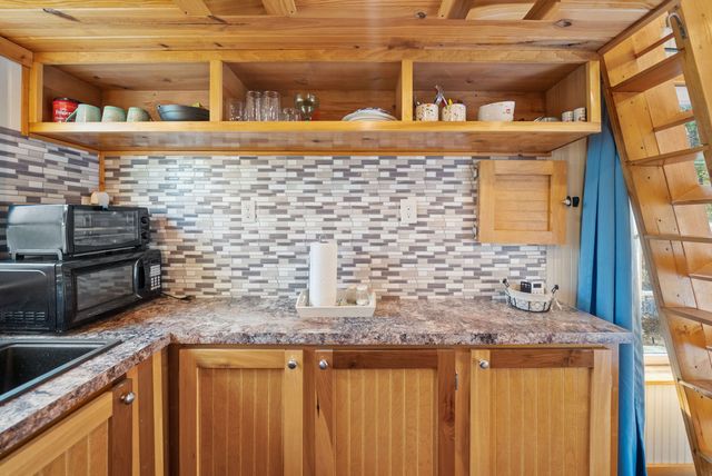 102 Thomas Rd, Dover, TN 37058