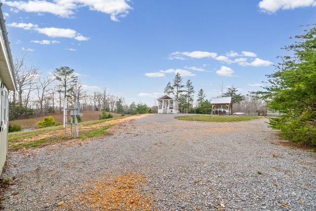 102 Thomas Rd, Dover, TN 37058