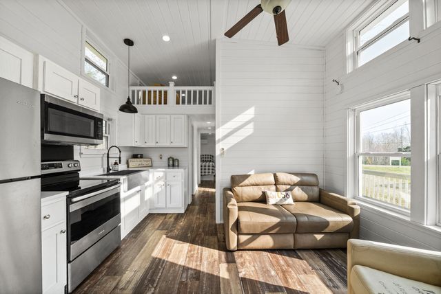 102 Thomas Rd, Dover, TN 37058