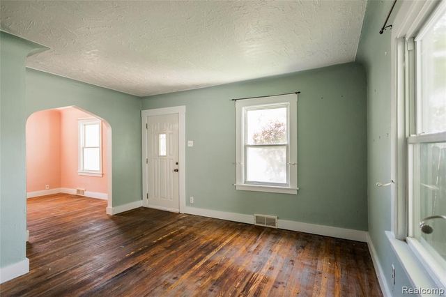 23122 Reynolds Avenue, Hazel Park, MI 48030