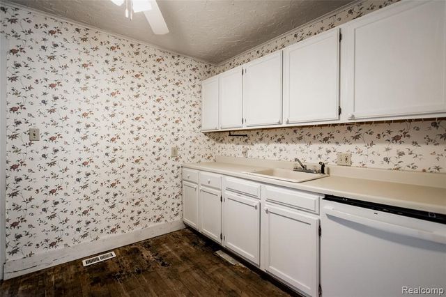 23122 Reynolds Avenue, Hazel Park, MI 48030