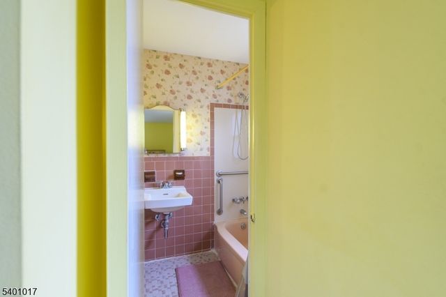 4 Herbert Pl, West Caldwell Twp., NJ 07006