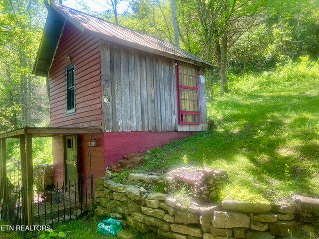 370 Gulley River Rd, Harrogate, TN 37752
