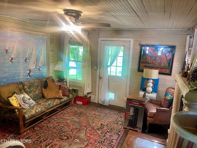 370 Gulley River Rd, Harrogate, TN 37752