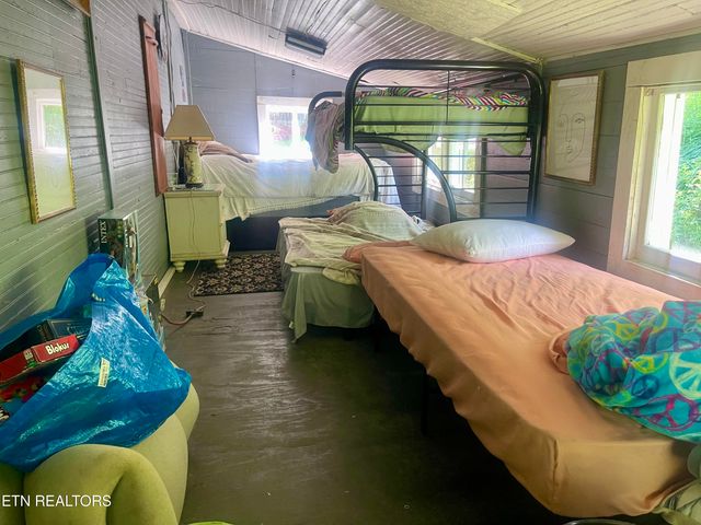 370 Gulley River Rd, Harrogate, TN 37752