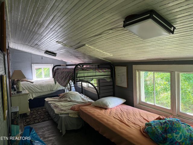 370 Gulley River Rd, Harrogate, TN 37752