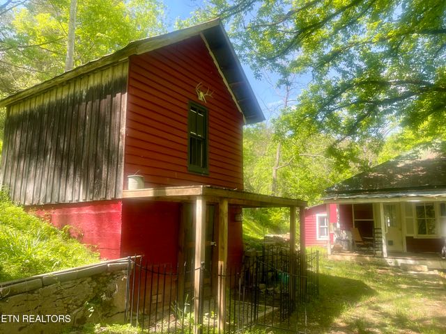 370 Gulley River Rd, Harrogate, TN 37752