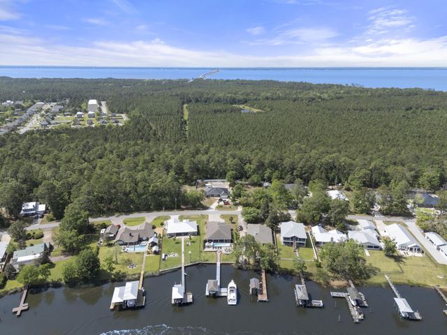 862 Bay Grove Road, Freeport, FL 32439