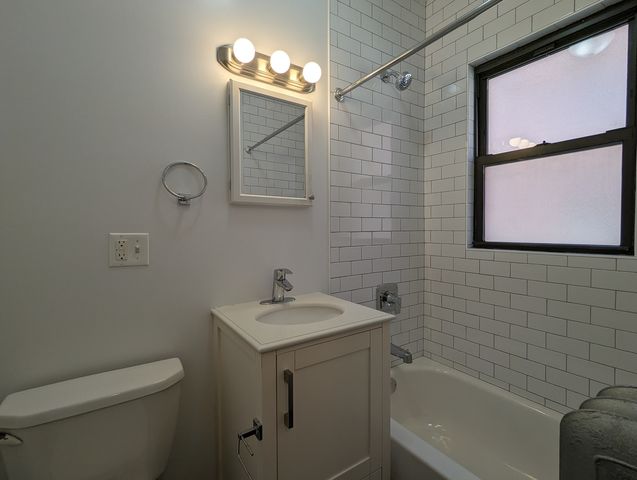 2641 N Spaulding Avenue 3W, Chicago, IL 60647