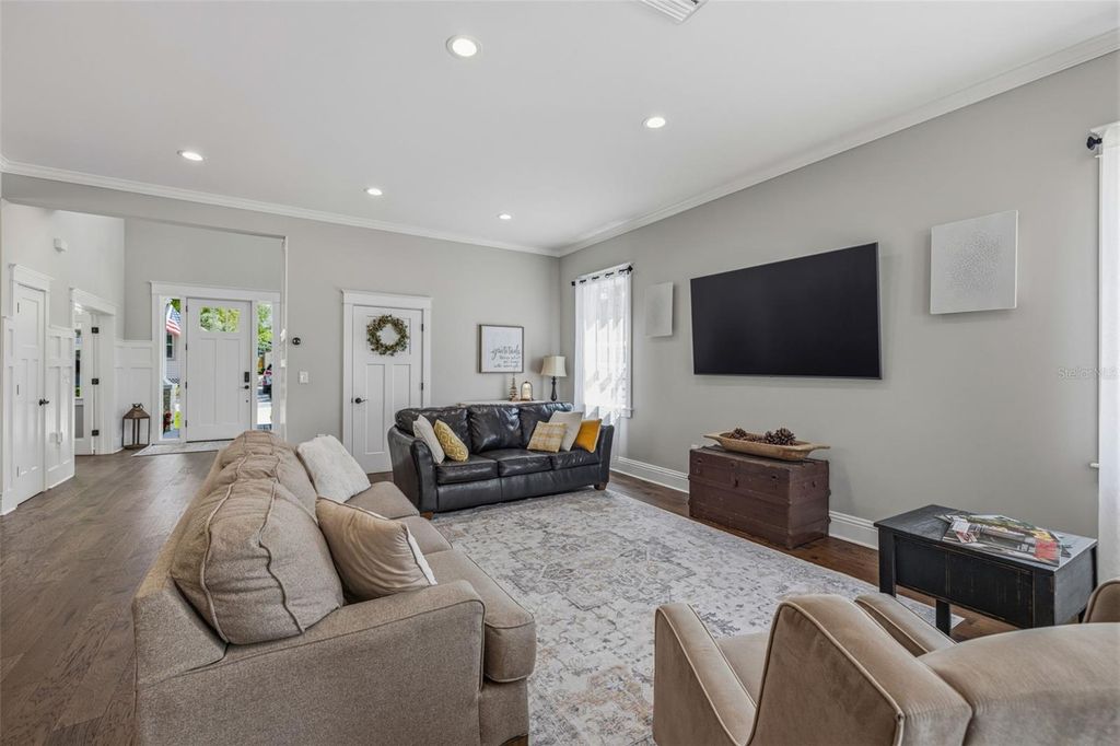 Image 13 of property listing at 306 E EMMA STREET, Tampa, FL 33603