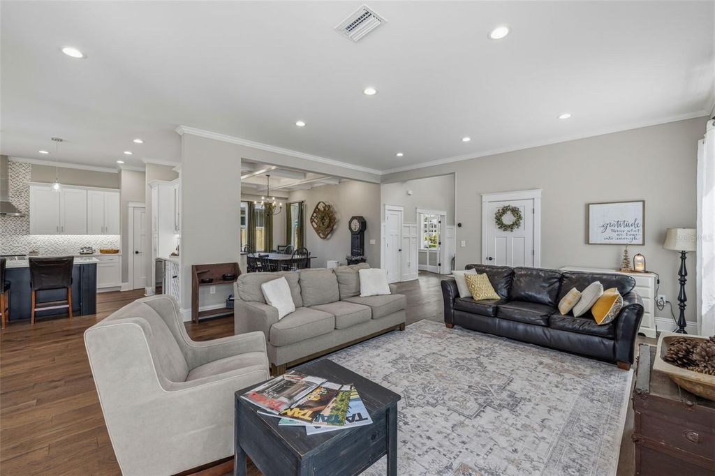 Image 14 of property listing at 306 E EMMA STREET, Tampa, FL 33603
