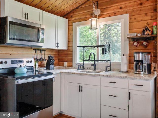 37 HEADWATERS RD, Chester Gap, VA 22623