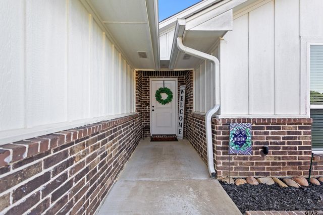 19890 Meadow West Lane, Flint, TX 75762