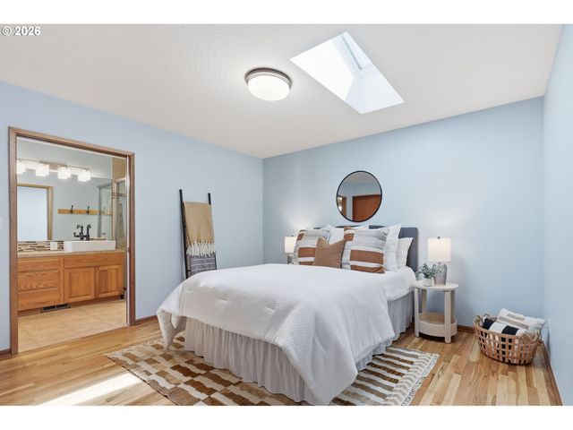 12431 Ne KNOTT St, Portland, OR 97230