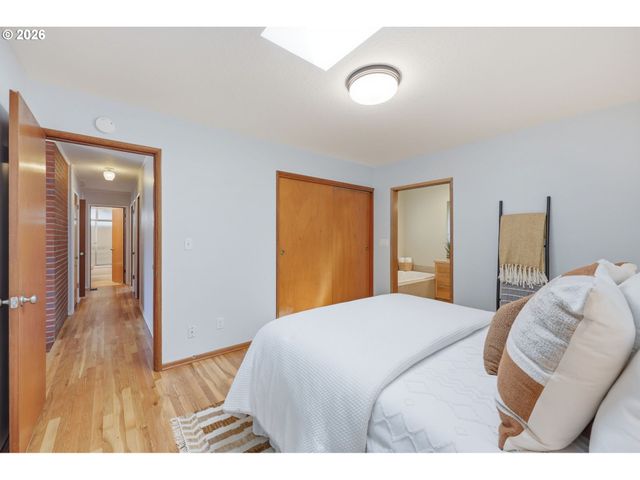 12431 Ne KNOTT St, Portland, OR 97230