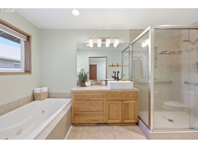 12431 Ne KNOTT St, Portland, OR 97230