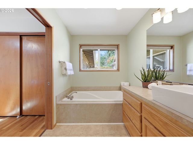 12431 Ne KNOTT St, Portland, OR 97230