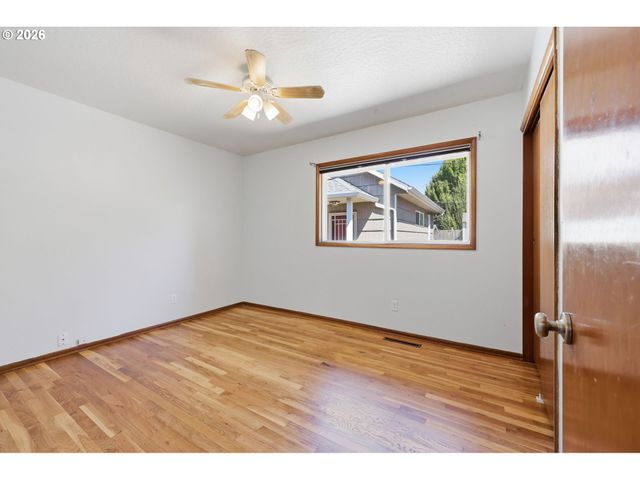 12431 Ne KNOTT St, Portland, OR 97230