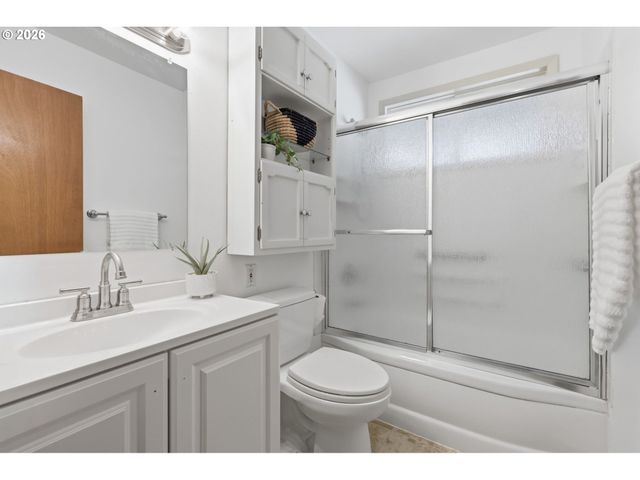 12431 Ne KNOTT St, Portland, OR 97230