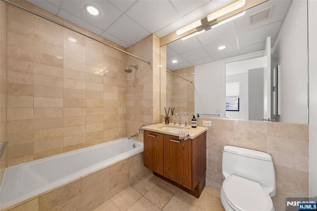 4 Beacon Way 1804, Jersey City, NJ 07304