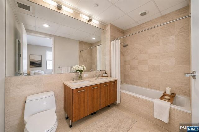 4 Beacon Way 1804, Jersey City, NJ 07304