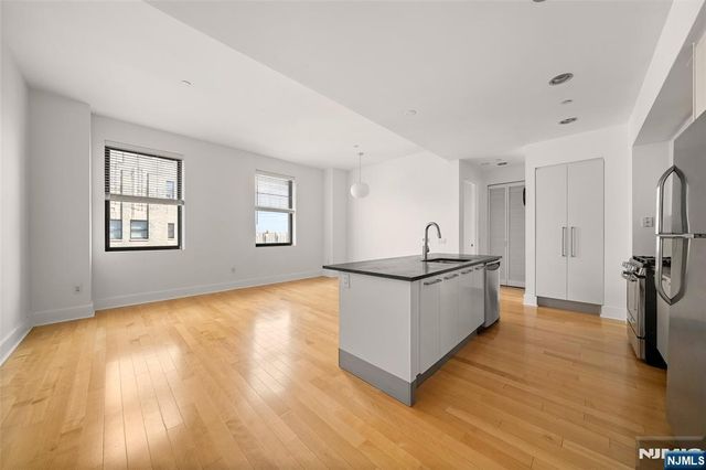4 Beacon Way 1804, Jersey City, NJ 07304