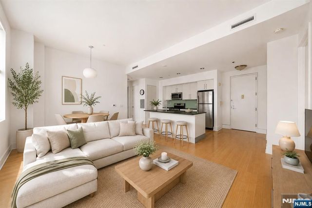4 Beacon Way 1804, Jersey City, NJ 07304