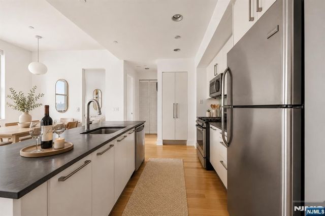 4 Beacon Way 1804, Jersey City, NJ 07304