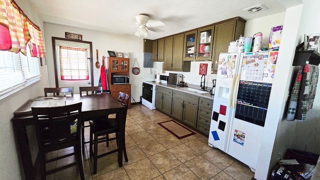 Image 10 of property listing at 409 S Pleasant Avenue, Centralia, IL 62801