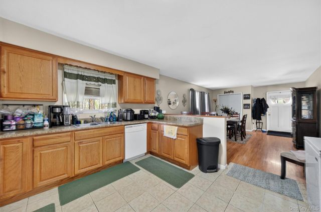 27-28 Williamsburg Drive, Newburgh, NY 12550