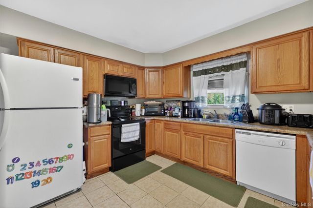 27-28 Williamsburg Drive, Newburgh, NY 12550